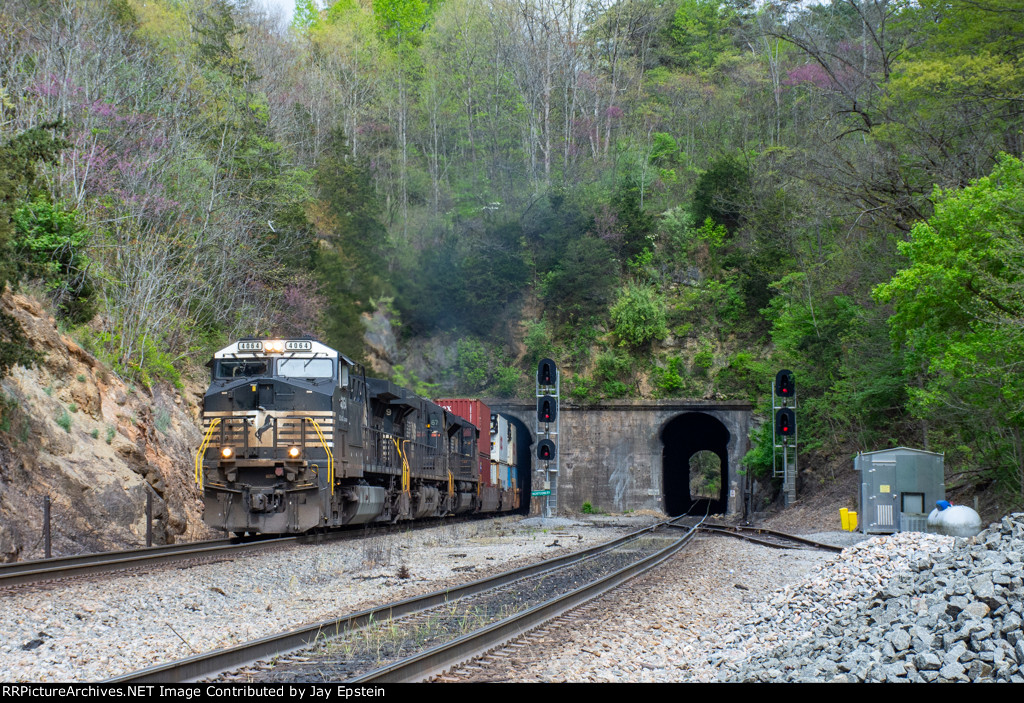 NS 4064 leads 277 west at Montgomery 